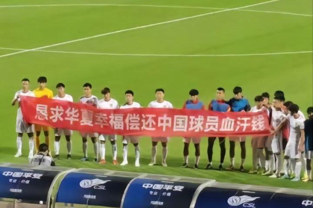 Sự thật gây sốc sau băng rôn đòi nợ của cầu thủ Trung Quốc: Bị quỵt lương, tự bỏ tiền túi đi lại, đội chỉ có 1 thủ môn - Ảnh 1.