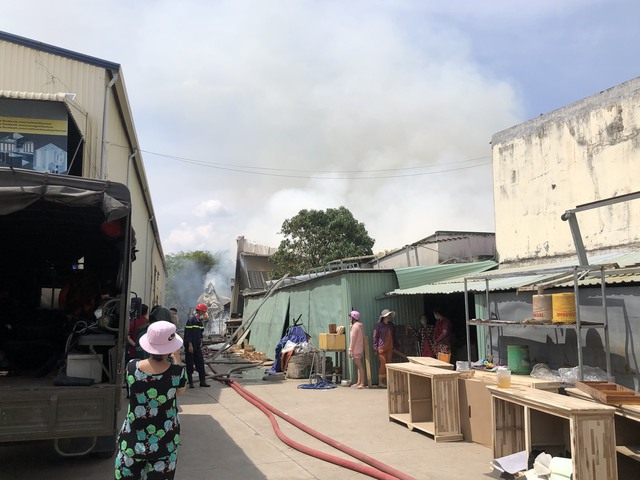 Cháy lớn tại xưởng nội thất trong khu dân cư ở TP.HCM - Ảnh 1.