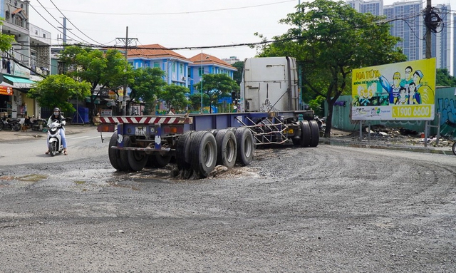 Đường bị xuống cấp, chằng chịt “ổ gà, ổ voi” sau mỗi đợt triều cường ở TP.HCM - Ảnh 10.