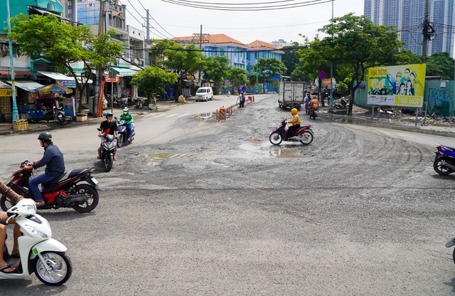 Đường bị xuống cấp, chằng chịt “ổ gà, ổ voi” sau mỗi đợt triều cường ở TP.HCM - Ảnh 6.