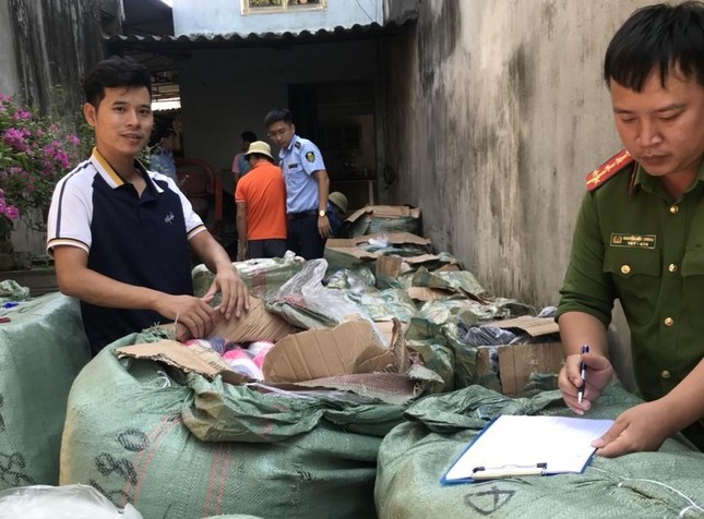 Tạm giữ 8.000 đôi giày thể thao Nike, Adidas nghi giả mạo - Ảnh 1.