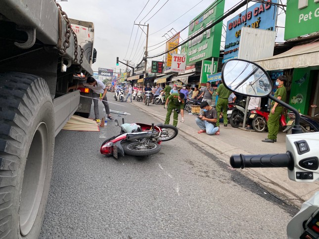 Người phụ nữ tử vong do xe đầu kéo cán qua người - Ảnh 1.