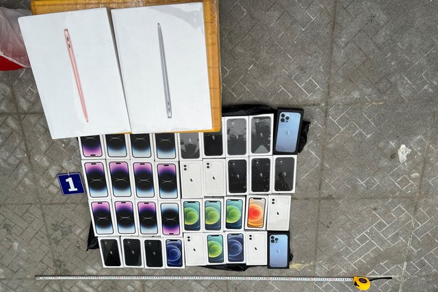 TP.HCM: Cảnh s&aacute;t bắt nhanh thanh ni&ecirc;n trộm h&agrave;ng chục iPhone v&agrave; laptop sau 1 ng&agrave;y g&acirc;y &aacute;n - Ảnh 3.