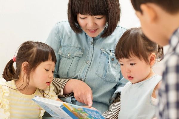 Đừng lướt điện thoại rồi ép con mình đọc sách - Ảnh 2. Đừng lướt điện thoại rồi ép con mình đọc sách - Ảnh 2.