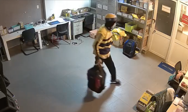 TP.HCM: Cảnh s&aacute;t bắt nhanh thanh ni&ecirc;n trộm h&agrave;ng chục iPhone v&agrave; laptop sau 1 ng&agrave;y g&acirc;y &aacute;n - Ảnh 1.