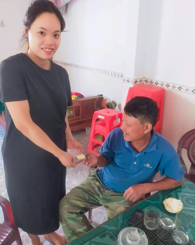 Nhặt được 2 c&acirc;y v&agrave;ng, người phụ hồ đem trả, được hậu tạ bằng một m&oacute;n qu&agrave; - Ảnh 2.