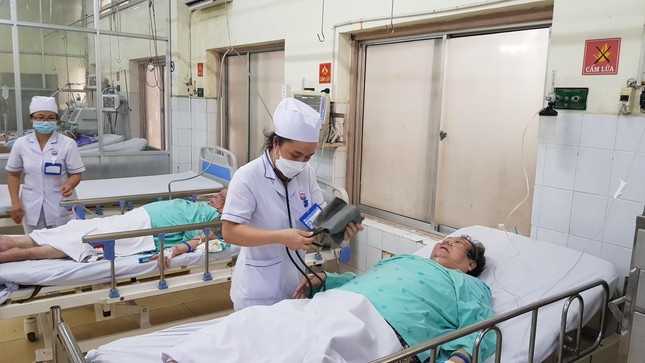 Gần 140 nh&acirc;n vi&ecirc;n y tế nghỉ việc, bệnh viện đỏ mắt t&igrave;m người thay - Ảnh 2.