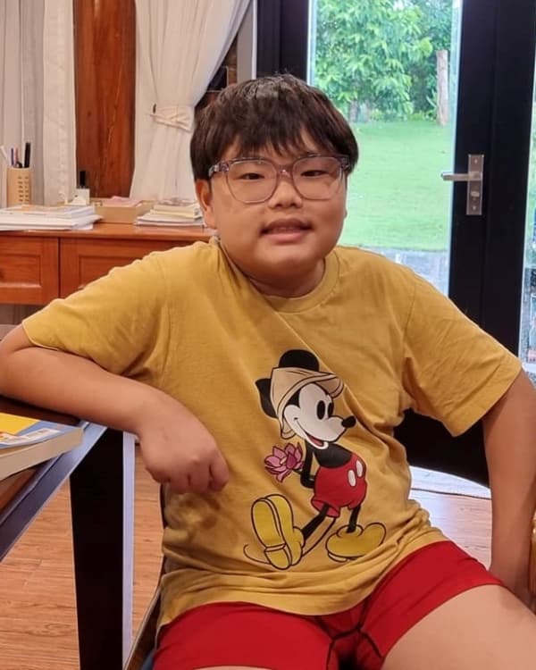 Hai qu&yacute; tử nh&agrave; Xu&acirc;n Bắc trưởng th&agrave;nh sau T&aacute;o Qu&acirc;n: Bi B&eacute;o cao lớn, cậu cả như bố thời trẻ - Ảnh 5.