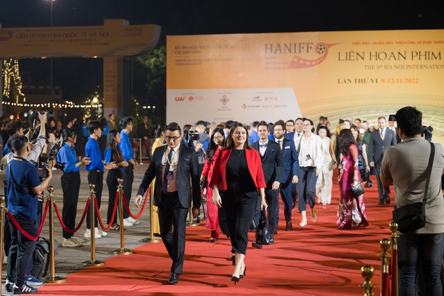 Hoa hậu Đỗ Hà, Mai Phương và dàn sao Việt đổ bộ thảm đỏ Liên hoan phim Quốc tế Hà Nội - Ảnh 7.