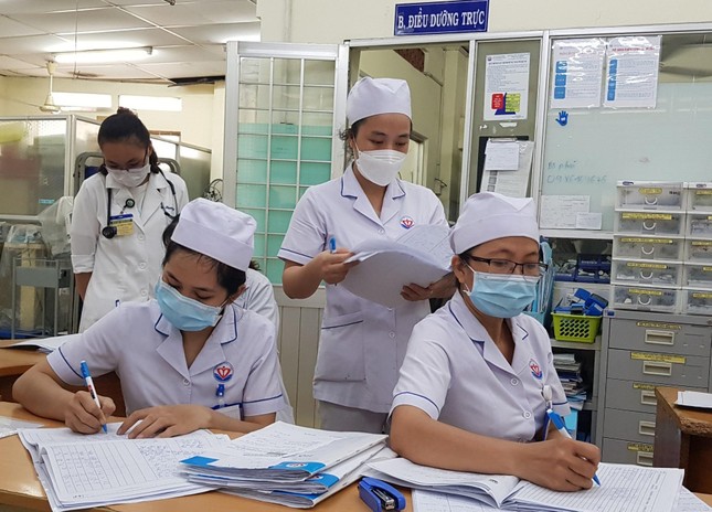 Gần 140 nh&acirc;n vi&ecirc;n y tế nghỉ việc, bệnh viện đỏ mắt t&igrave;m người thay - Ảnh 1.