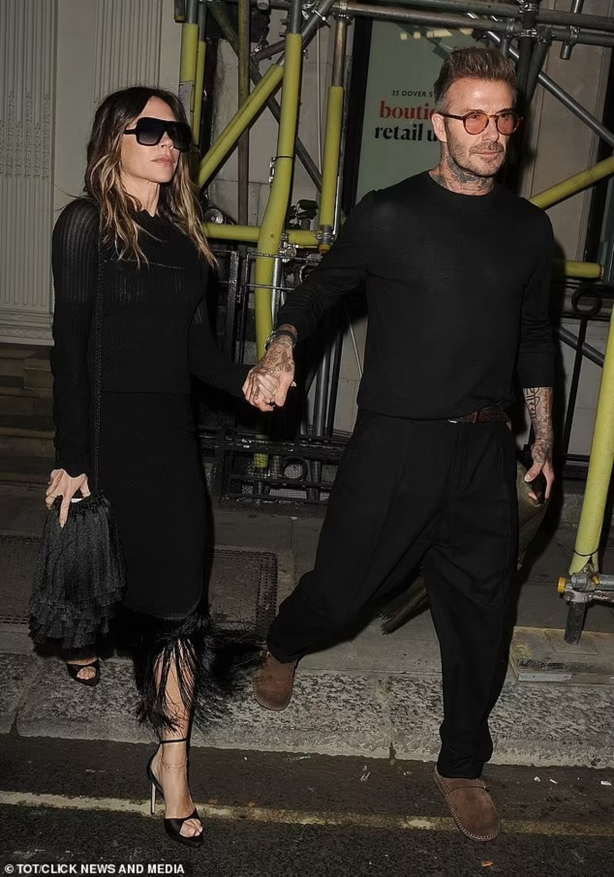 Vợ chồng David Beckham diện đồ đen, nắm chặt tay nhau khi ra phố - Ảnh 6.