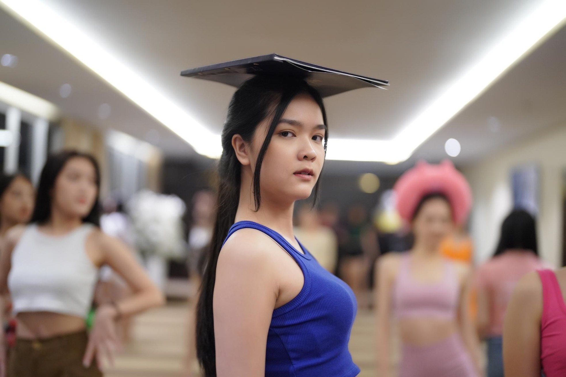 Thí sinh Hoa hậu Việt Nam đội sổ, ngậm đũa catwalk với mặt mộc - Ảnh 12.