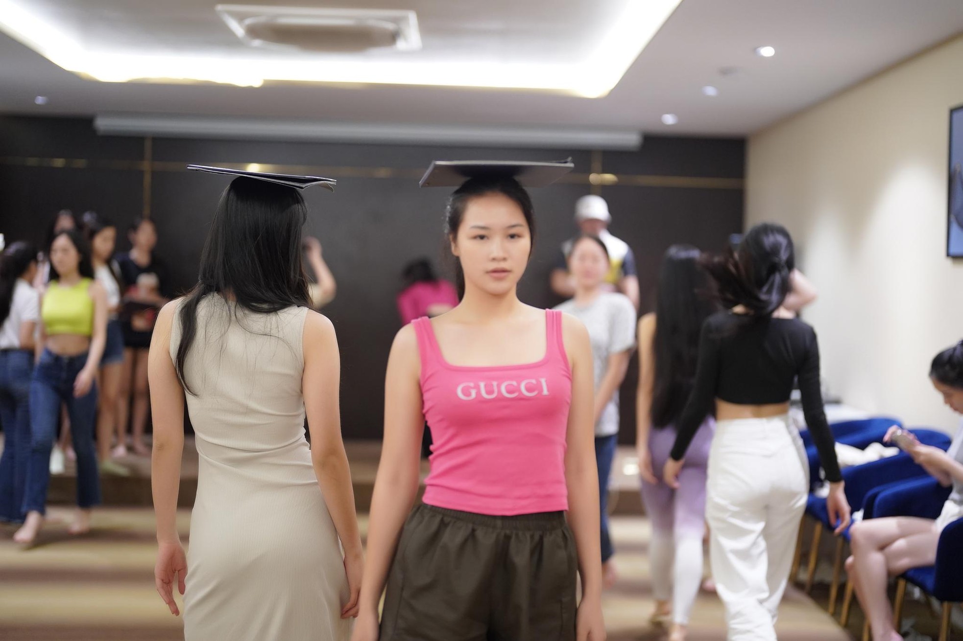Thí sinh Hoa hậu Việt Nam đội sổ, ngậm đũa catwalk với mặt mộc - Ảnh 9.