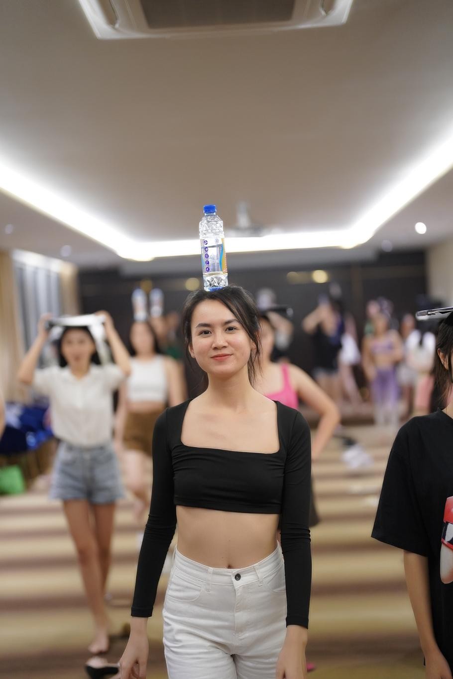 Thí sinh Hoa hậu Việt Nam đội sổ, ngậm đũa catwalk với mặt mộc - Ảnh 22.