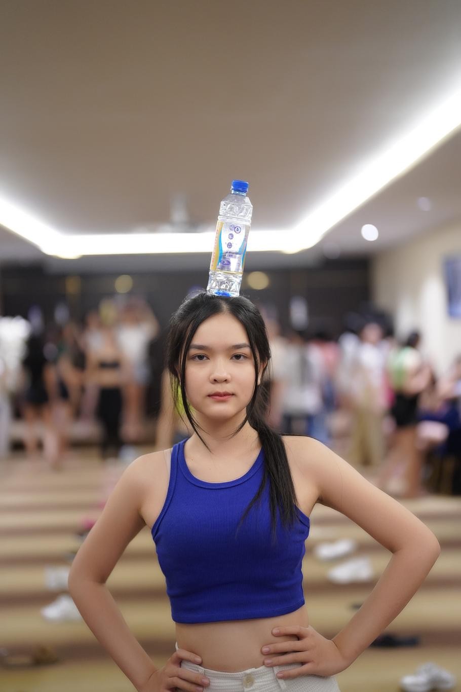 Thí sinh Hoa hậu Việt Nam đội sổ, ngậm đũa catwalk với mặt mộc - Ảnh 21.