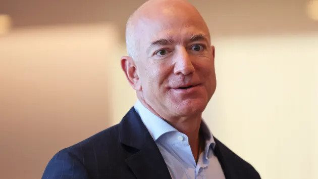 Thuộc top người giàu nhất thế giới nhưng cả Jeff Bezos, Gautam Adani và 5 tỷ phú khác đều có chung một điều chưa thực hiện - Ảnh 2.