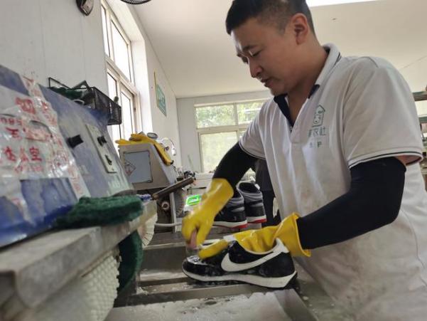 Dịch vụ giặt giày cực hot ở Trung Quốc: Quẹt điện thoại là có người tới cửa lấy giày giặt sạch sẽ thơm tho, thợ gen Z lương cao hơn tân cử nhân - Ảnh 5.