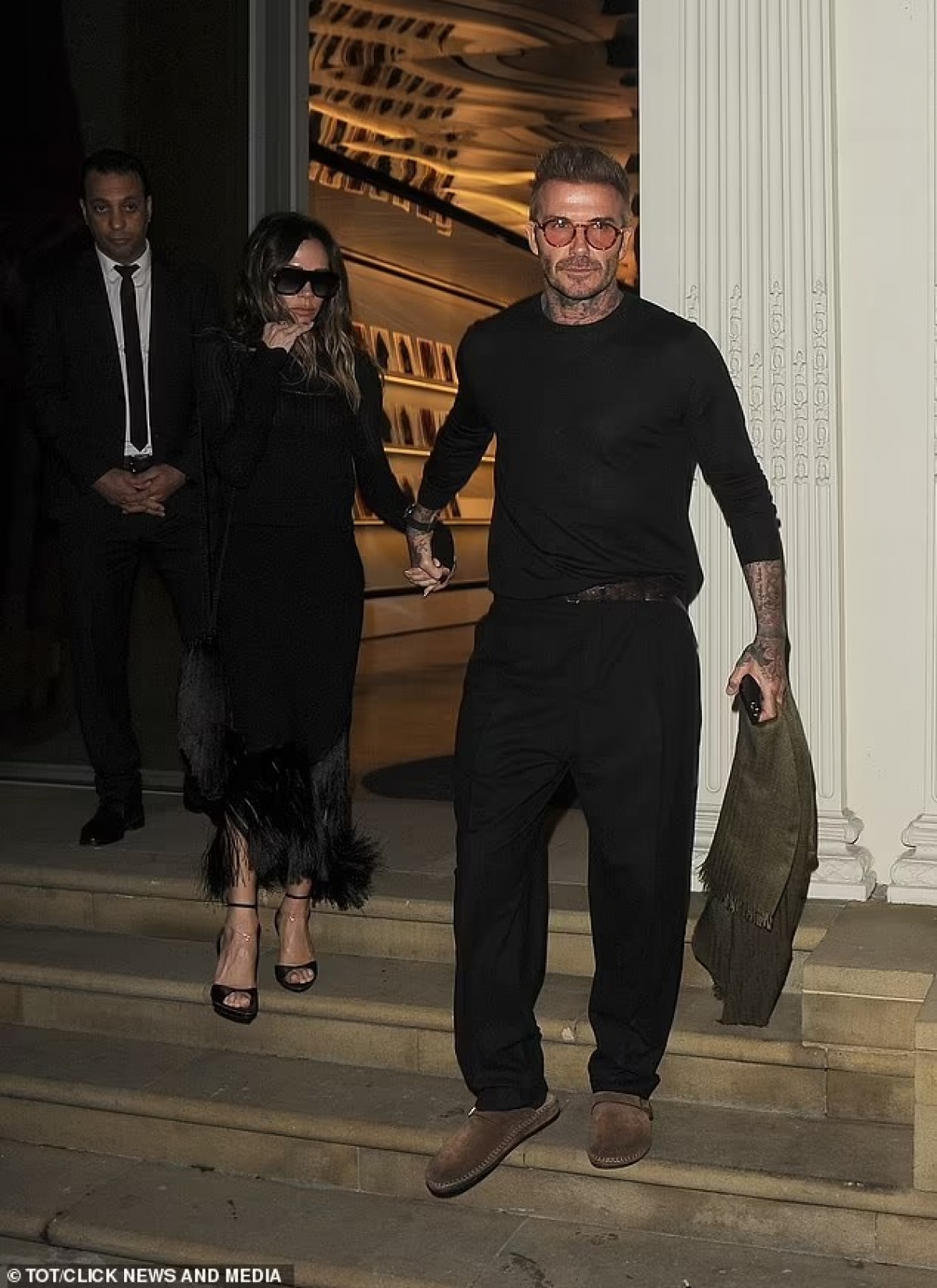 Vợ chồng David Beckham diện đồ đen, nắm chặt tay nhau khi ra phố - Ảnh 3.