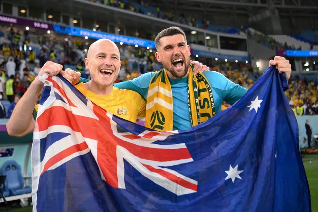 Australia vào vòng 1/8 World Cup 2022: Lời đáp trả ngọt ngào của một thế hệ bị coi thường! - Ảnh 1.