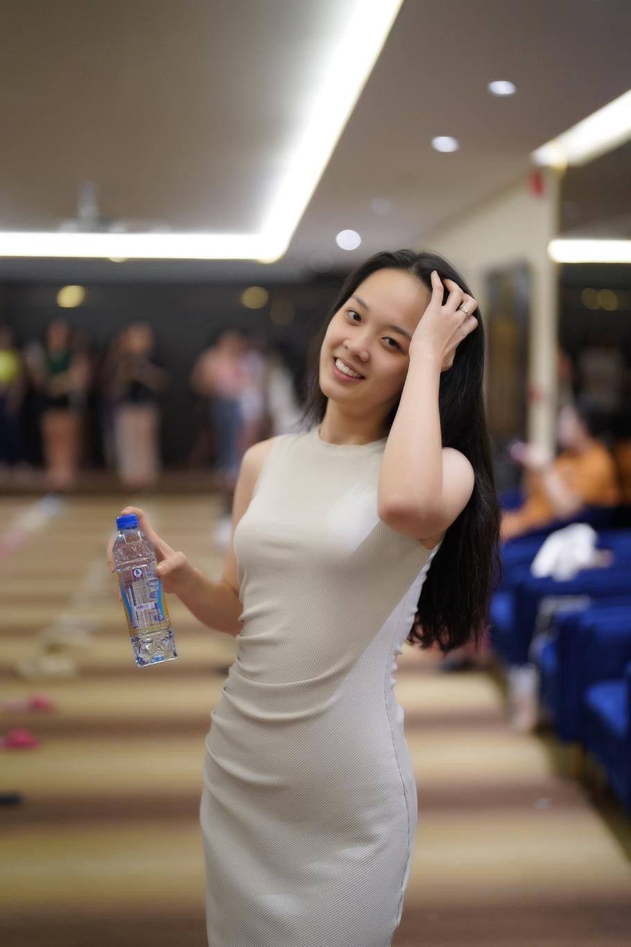 Thí sinh Hoa hậu Việt Nam đội sổ, ngậm đũa catwalk với mặt mộc - Ảnh 19.