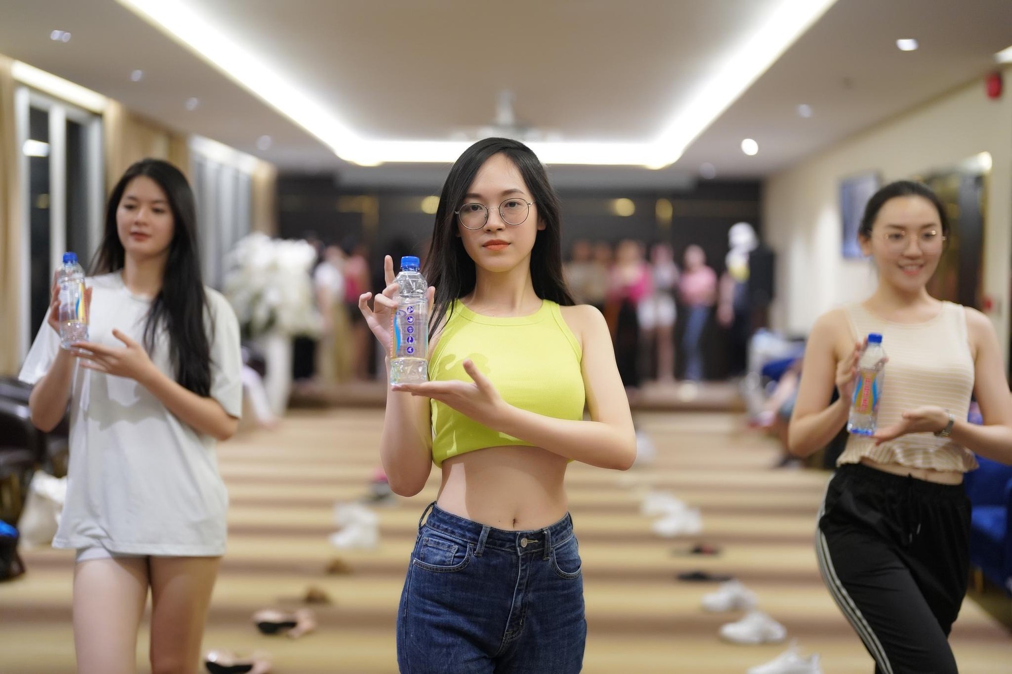 Thí sinh Hoa hậu Việt Nam đội sổ, ngậm đũa catwalk với mặt mộc - Ảnh 17.