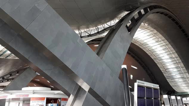 Sân bay đẳng cấp bậc nhất thế giới tại Qatar: Mang kiến trúc tương lai với không gian sang trọng gây choáng ngợp - Ảnh 3.