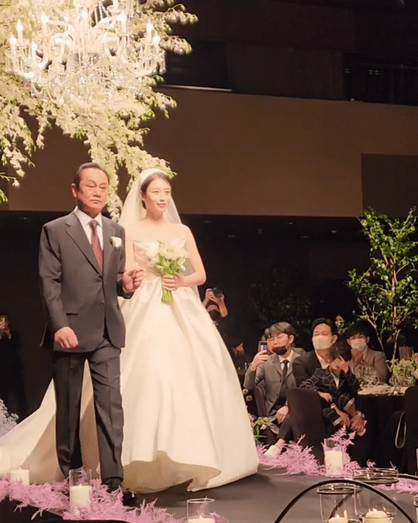 Đám cưới Jiyeon (T-ara): Cô dâu đẹp xỉu, chú rể và IU - Lee Hongki biến hôn lễ thành concert, T-ara - Suju dẫn đầu dàn siêu sao - Ảnh 8.