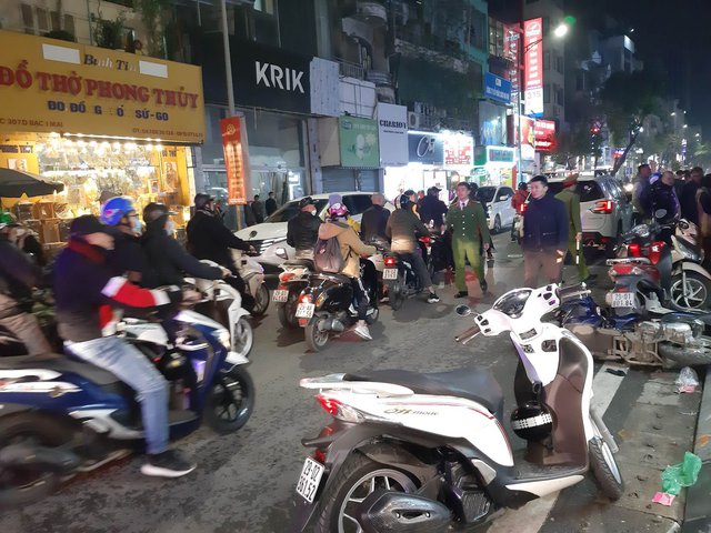 Hà Nội: Ô tô bất ngờ phóng nhanh, lao vào nhiều người đang đỗ xe máy trên phố Bạch Mai - Ảnh 1.