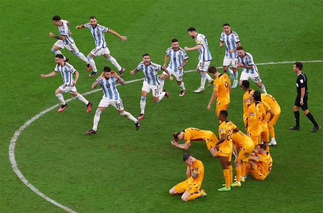 Hai đội tuyển Argentina v&agrave; H&agrave; Lan đối diện h&igrave;nh phạt từ FIFA - Ảnh 2.