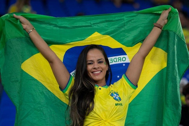 Chùm ảnh: Dàn mỹ nữ Brazil khoe sắc lần cuối trên khán đài World Cup 2022 - Ảnh 5.