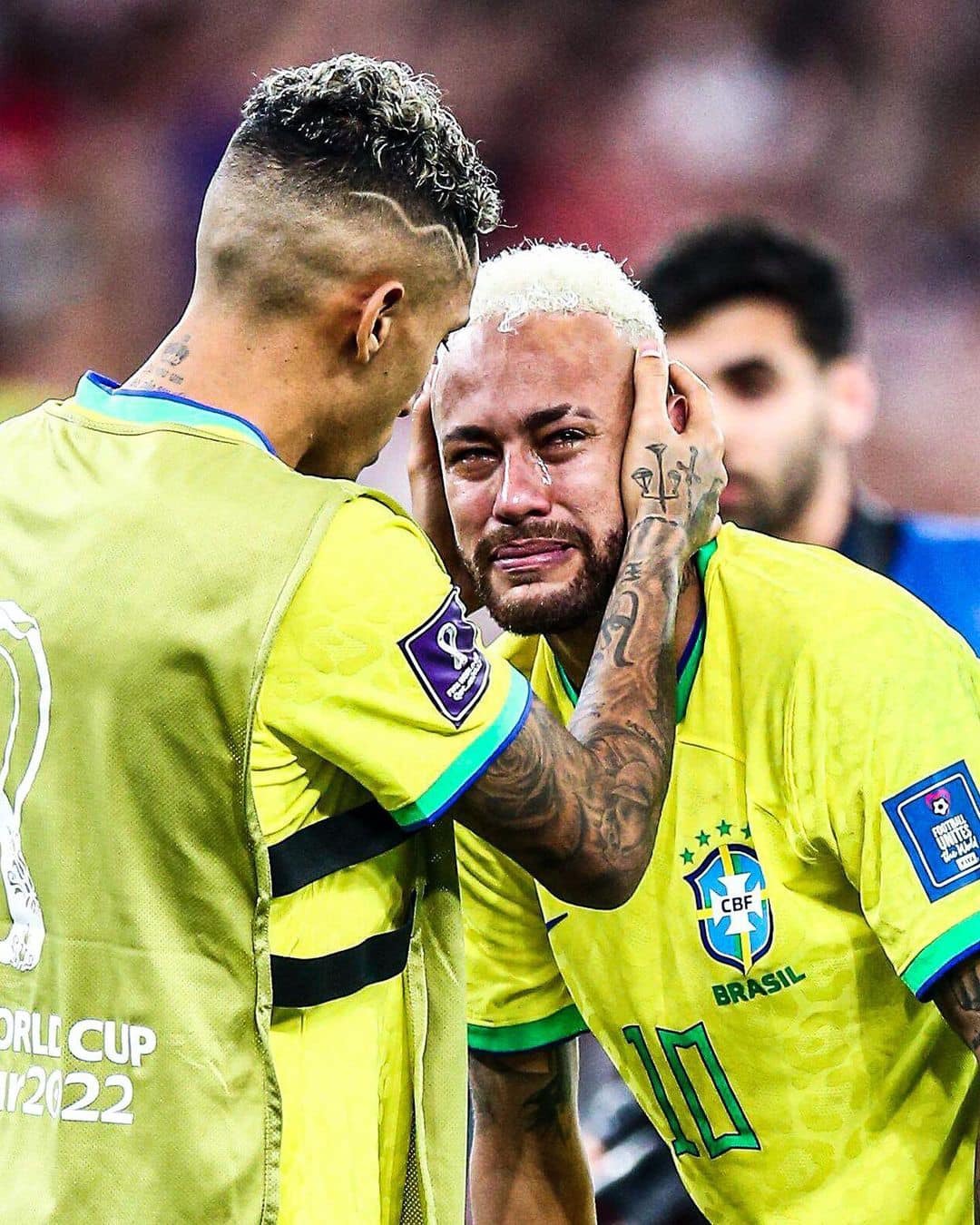 Hãy xem nước mắt của Neymar. Những khoảnh khắc đầy cảm xúc khiến bạn đồng cảm và nhận ra rằng cầu thủ cũng chỉ là con người. Không chỉ là một ngôi sao bóng đá, Neymar cũng có những giây phút yếu đuối.