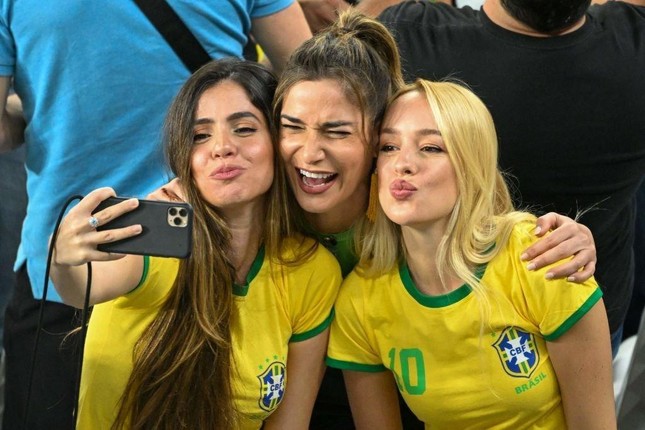 Chùm ảnh: Dàn mỹ nữ Brazil khoe sắc lần cuối trên khán đài World Cup 2022 - Ảnh 3.