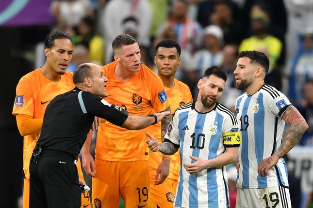 Hai đội tuyển Argentina v&agrave; H&agrave; Lan đối diện h&igrave;nh phạt từ FIFA - Ảnh 1.