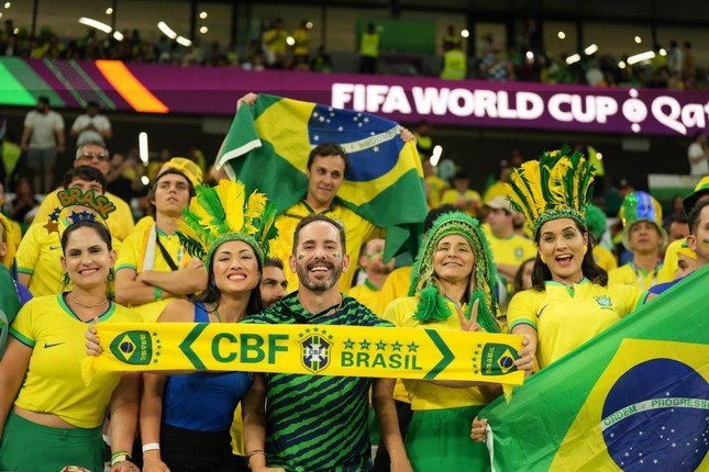 Chùm ảnh: Dàn mỹ nữ Brazil khoe sắc lần cuối trên khán đài World Cup 2022 - Ảnh 7.