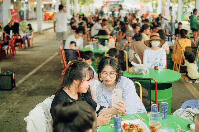 Lễ hội âm nhạc gây sốt dịp cuối tuần: Người đến náo nhiệt, nhiều hoạt động giải trí hấp dẫn - Ảnh 2.