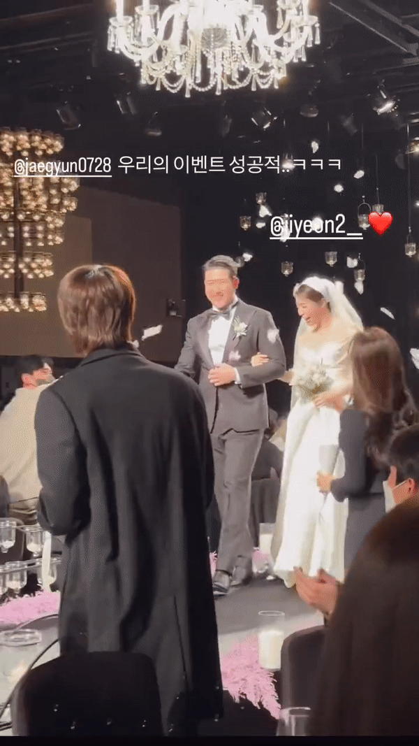 Tình bạn không ngờ: Jin (BTS) dự đám cưới Jiyeon (T-ara), nhiệt tình thực hiện vai trò đặc biệt khiến cô dâu bật cười - Ảnh 3.