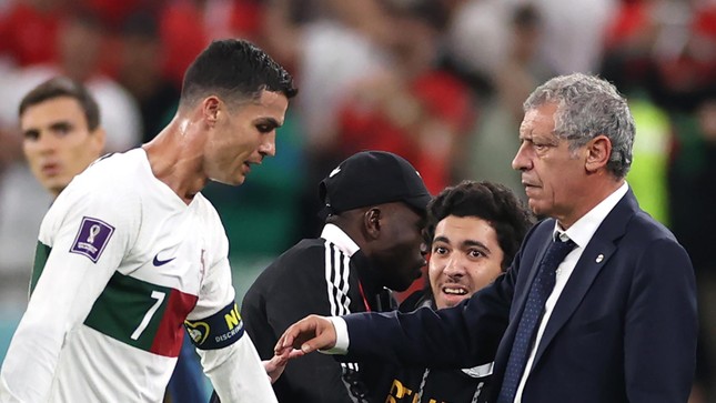 Bạn gái và chị ruột Ronaldo dằn mặt HLV Santos: Ông trời có mắt! - Ảnh 1.