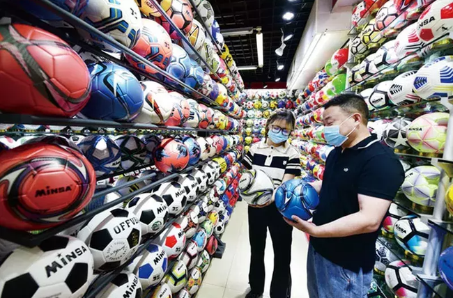 Sức nóng World Cup khiến chợ lớn nhất Trung Quốc “cháy hàng liên tục: Công nhân tăng ca 13 giờ/ngày vẫn không hết việc - Ảnh 1. Sức nóng World Cup khiến chợ lớn nhất Trung Quốc “cháy hàng liên tục: Công nhân tăng ca 13 giờ/ngày vẫn không hết việc - Ảnh 1.