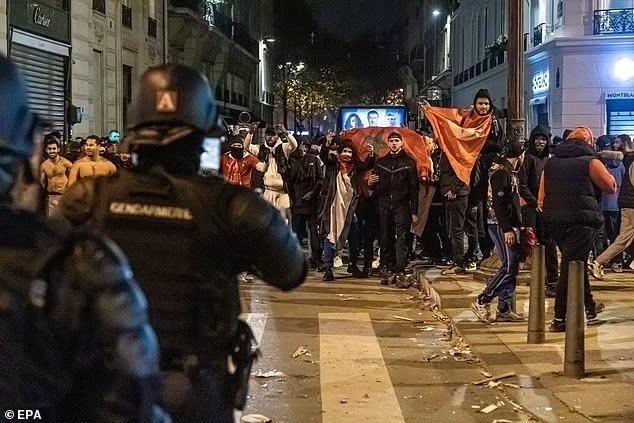 Fan hâm mộ Morocco, Pháp đụng độ với cảnh sát ở Paris sau chiến thắng ở World Cup - Ảnh 5.