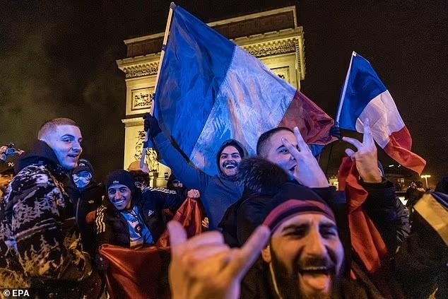 Fan hâm mộ Morocco, Pháp đụng độ với cảnh sát ở Paris sau chiến thắng ở World Cup - Ảnh 4.