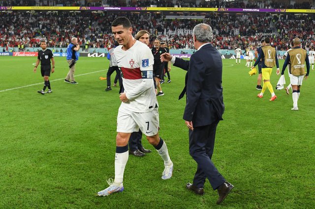 Hình ảnh Ronaldo khóc nức nở sau trận đấu tại World Cup sẽ làm tan chảy trái tim của bạn. Ngôi sao người Bồ Đào Nha này đã nỗ lực hết sức mình để mang vinh quang trở về cho quê hương, nhưng cuối cùng lại phải nghĩ đến thất bại. Hãy cùng theo dõi và khám phá câu chuyện đầy xúc động này.