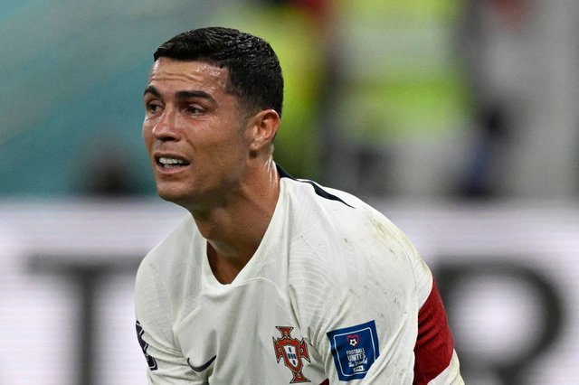 Ronaldo bị loại khóc - Bức ảnh Ronaldo bị loại khóc là một cảnh tượng đồng cảm kinh người đối với người hâm mộ. Đặc biệt là khi đó là Ronaldo, người luôn nổi tiếng với sự hùng mạnh và bất khả chiến bại.