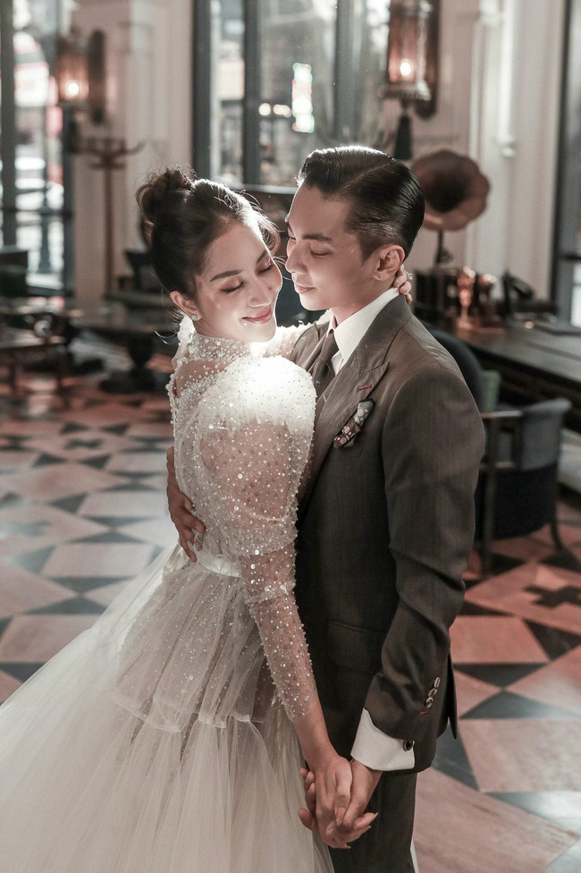 Kh&ocirc;ng gian lễ ăn hỏi của Kh&aacute;nh Thi - Phan Hiển: Tựa như vườn cổ t&iacute;ch với đầy hoa tươi - Ảnh 12.