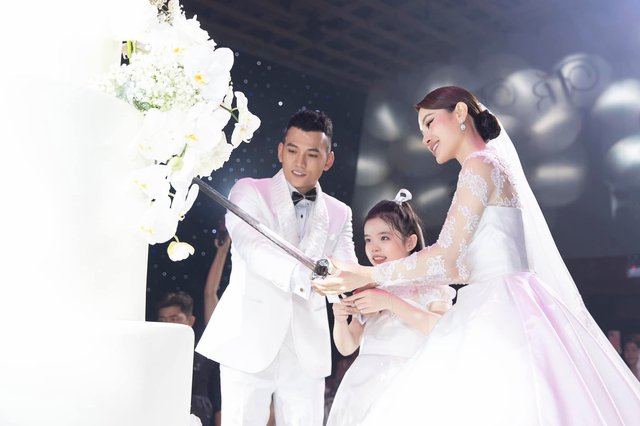 Dàn nhóc tỳ dự tiệc cưới của bố mẹ: 2 bé nhà Khánh Thi đáng yêu, 1 sao Việt mượn dịp công khai con gái - Ảnh 11.