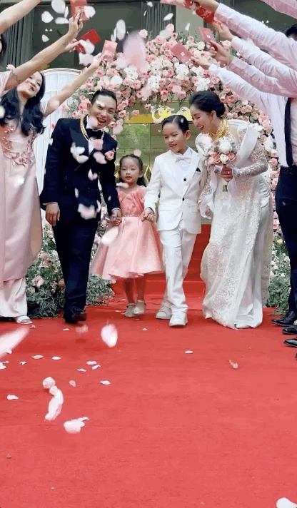 Dàn nhóc tỳ dự tiệc cưới của bố mẹ: 2 bé nhà Khánh Thi đáng yêu, 1 sao Việt mượn dịp công khai con gái - Ảnh 2.