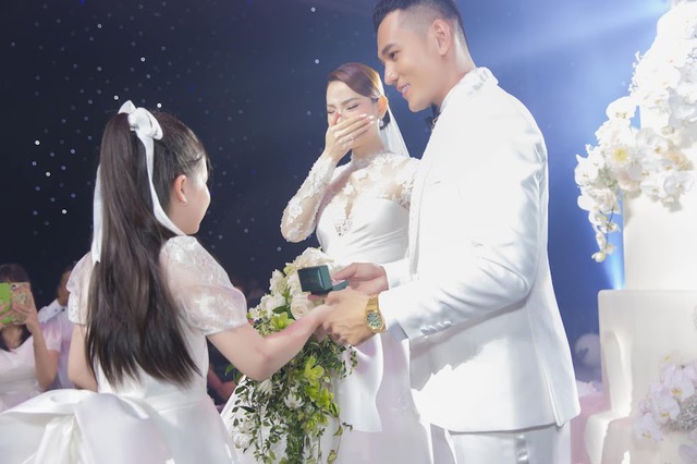 Dàn nhóc tỳ dự tiệc cưới của bố mẹ: 2 bé nhà Khánh Thi đáng yêu, 1 sao Việt mượn dịp công khai con gái - Ảnh 10.