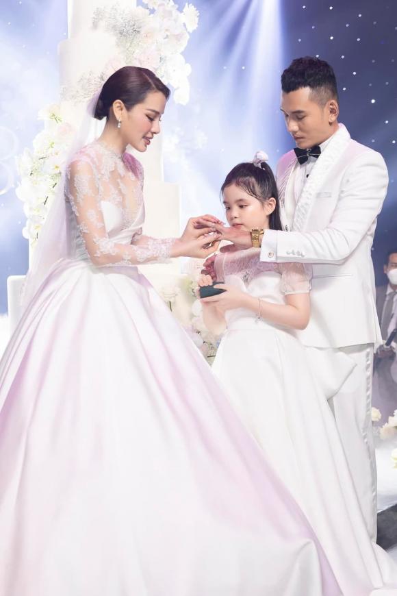 Dàn nhóc tỳ dự tiệc cưới của bố mẹ: 2 bé nhà Khánh Thi đáng yêu, 1 sao Việt mượn dịp công khai con gái - Ảnh 9.