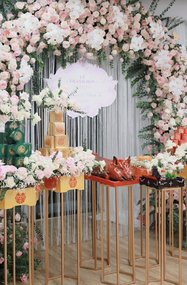 Kh&ocirc;ng gian lễ ăn hỏi của Kh&aacute;nh Thi - Phan Hiển: Tựa như vườn cổ t&iacute;ch với đầy hoa tươi - Ảnh 9.