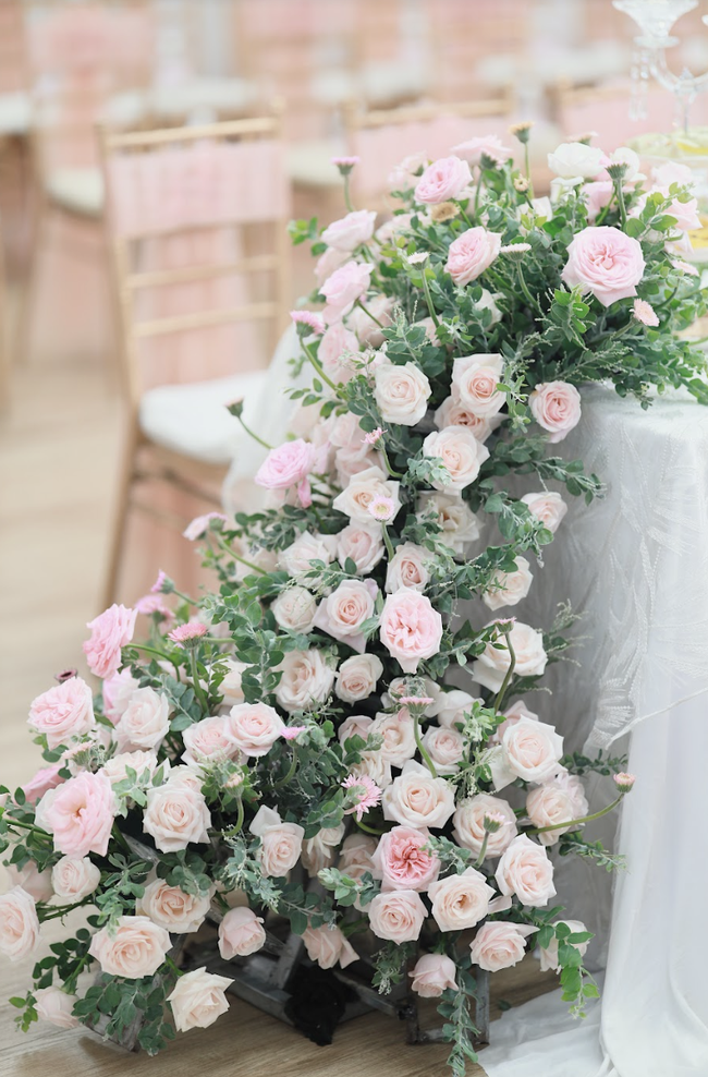 Kh&ocirc;ng gian lễ ăn hỏi của Kh&aacute;nh Thi - Phan Hiển: Tựa như vườn cổ t&iacute;ch với đầy hoa tươi - Ảnh 8.