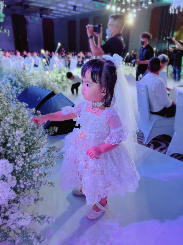Dàn nhóc tỳ dự tiệc cưới của bố mẹ: 2 bé nhà Khánh Thi đáng yêu, 1 sao Việt mượn dịp công khai con gái - Ảnh 7.
